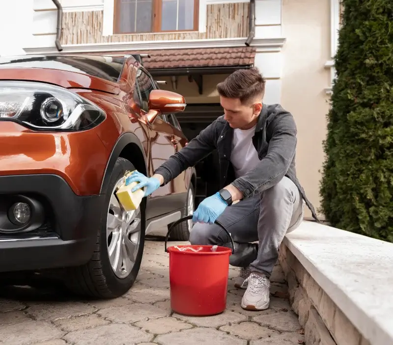 Lavage auto à domicile Saint-Martin-de-Fraigneau : professionnel intervenant sur un véhicule